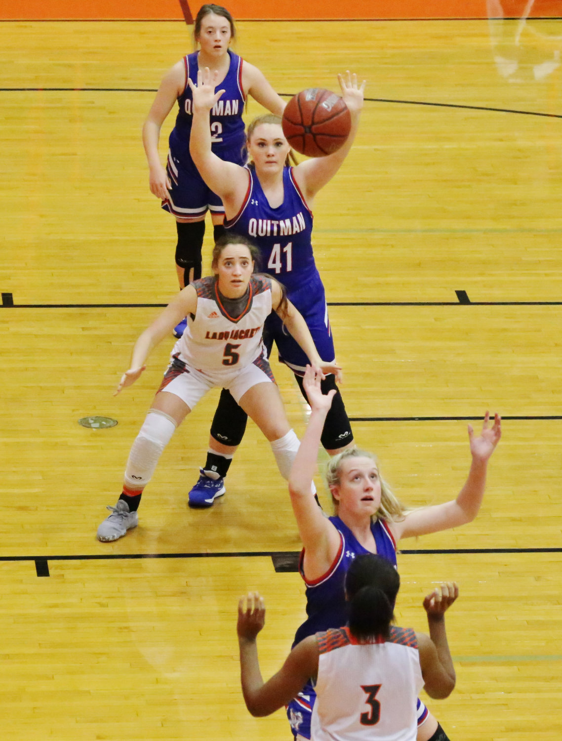 Lady Jacket Kelsey Brewington (5) guarded by Quitman’s Reiny Luman (41) prepares to take a pass from Sabria Dean (3) in action last Friday.